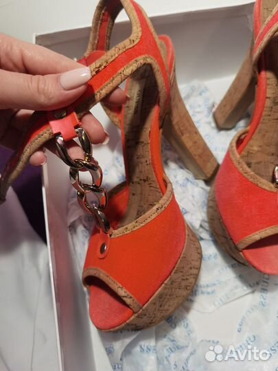 Босоножки guess