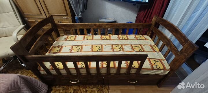 Детская деревянная кровать с матрасом