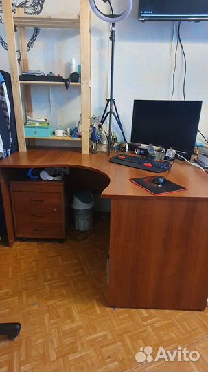 Стол угловой с тумбами