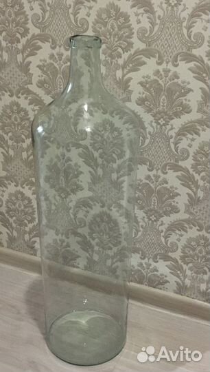 Высокая старинная бутыль