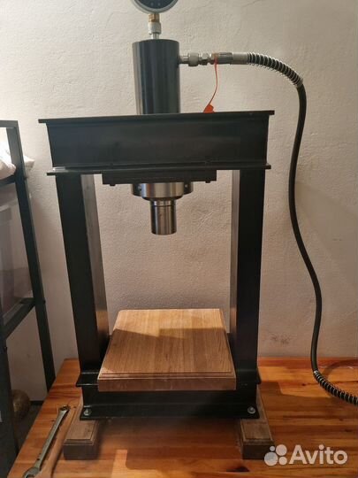 Пресс с гидроцилиндром и гидронасосом на 30 тонн