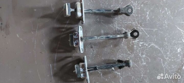 Ограничитель двери на Nissan Skyline v35