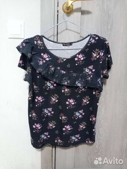 Футболка в цветочек с рюшами terranova