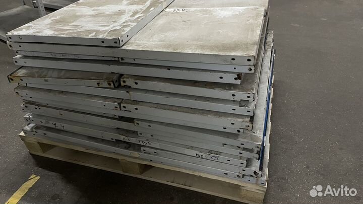 Металлические перекладины и полки