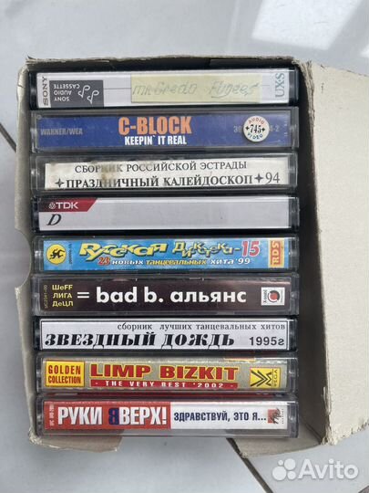 Аудиокассеты и подставки для кассет