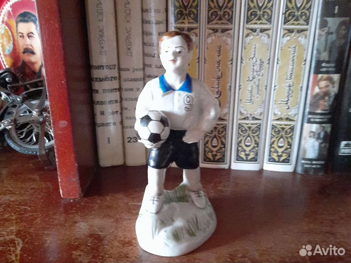 Статуэтка футболиста