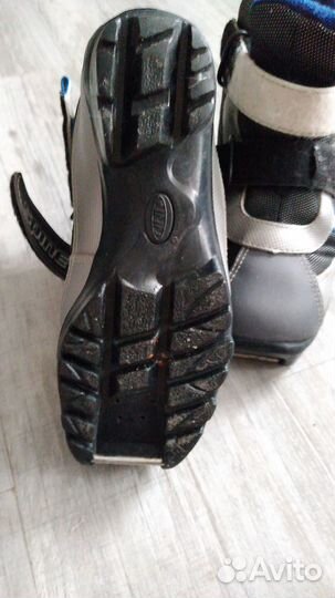 Лыжные ботинки и лыжи