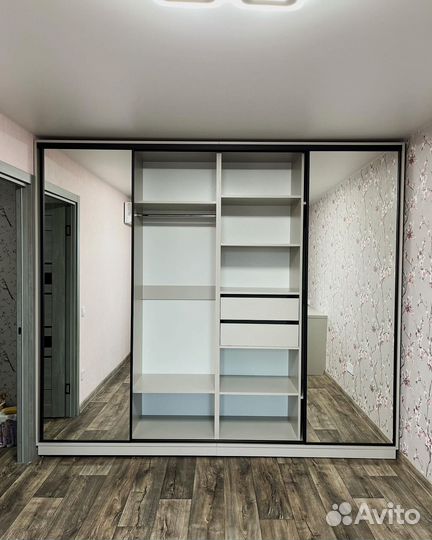 Шкаф купе с зеркалом