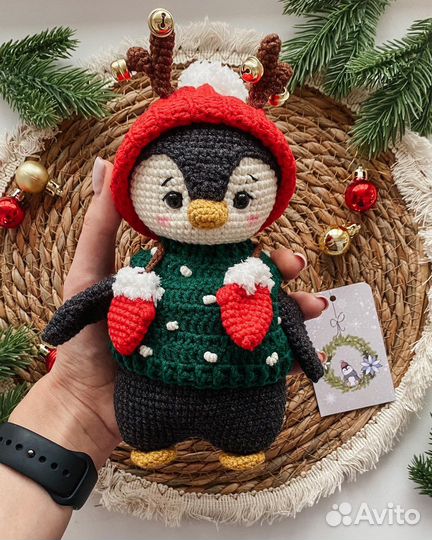 Вязаная игрушка пингвин в подарочной упаковке