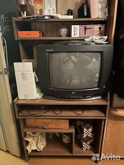 Телевизор и стол бесплатно
