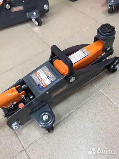 Домкрат подкатной в кейсе 2 т., 135-330 мм Ombra