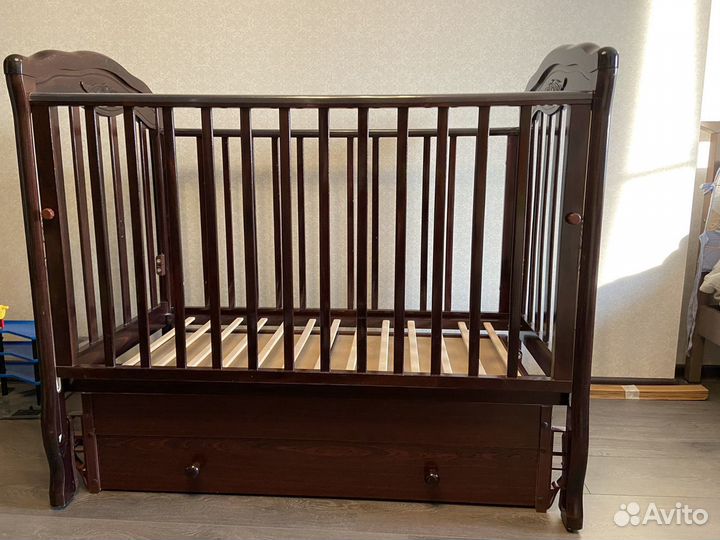 Кровать Гандылян Шарлотта с маятником