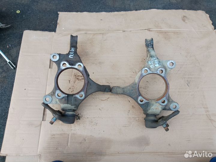 Кулак поворотный передний Toyota RAV4 30