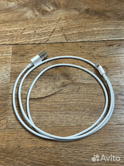 Кабель на iPhone