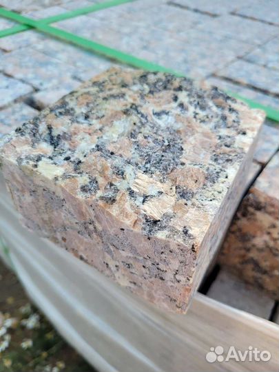 Гранитная брусчатка пилено-колотая