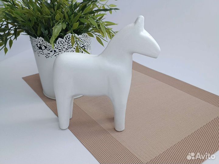 Фигурка интерьерная декоративная лошадь