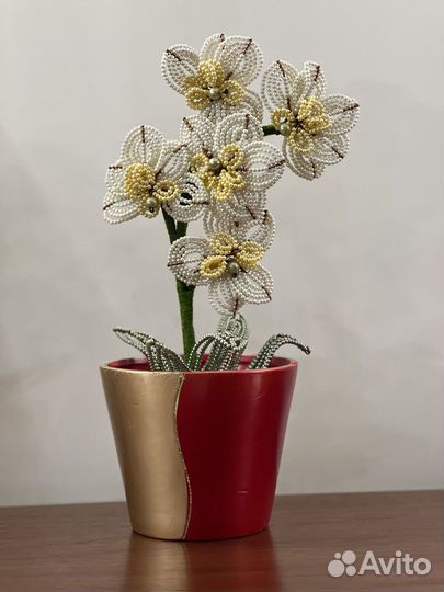 Декоративный цветок из бисера. Дарю