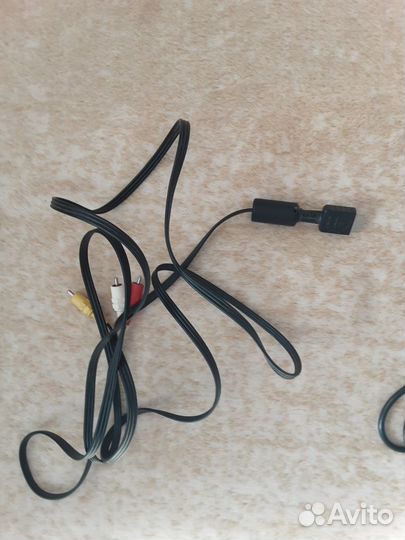 Пульт от игровой приставки PlayStation и провода