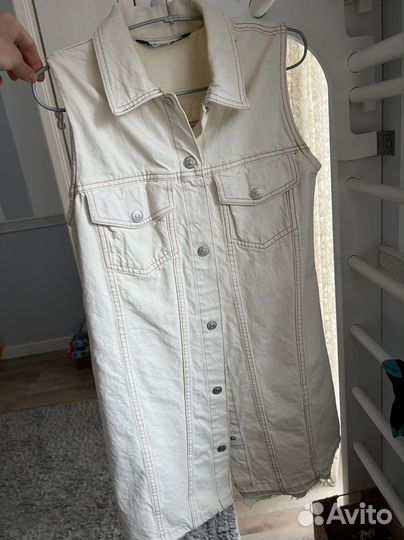 Джинсовое мини платье zara xs с необработ. краем