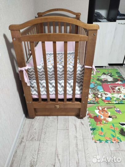 Детская кроватка с маятником