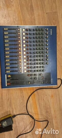 Диджейский пульт