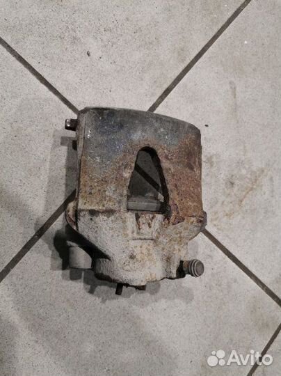 Суппорт передний правый Volkswagen Golf мк6 1.6