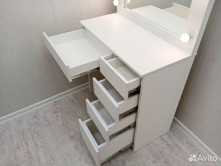 Туалетный столик с зеркалом