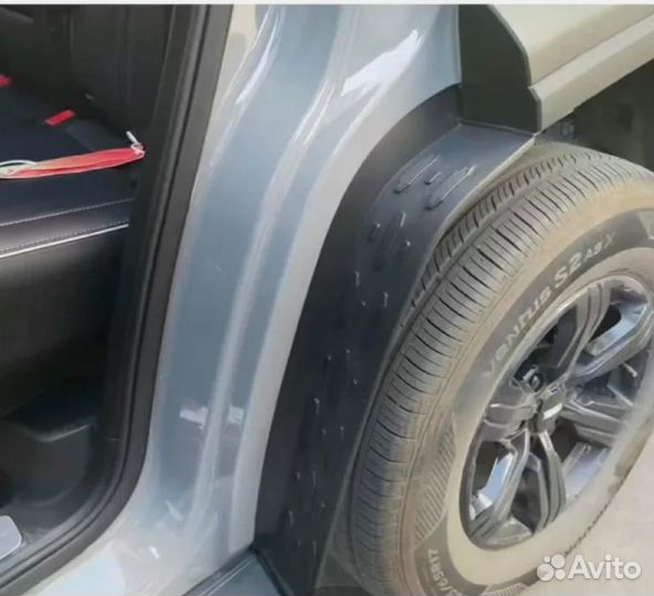 Продам накладки на задний арки на Танк 300