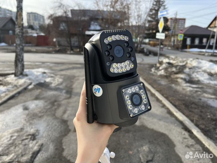 Уличная камера видеонаблюдения с двумя объективами