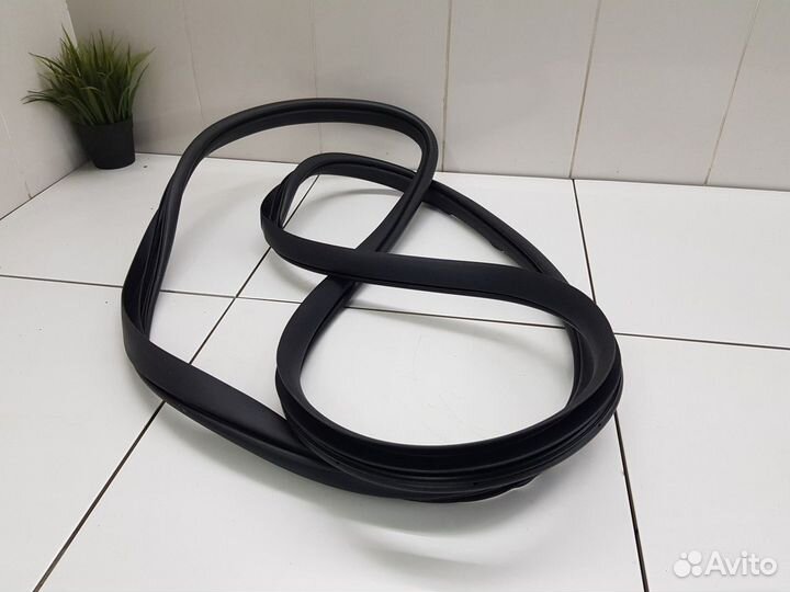 Уплотнитель проема передней правой двери