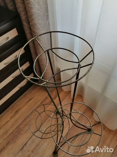 Подставка под цветы металлическая