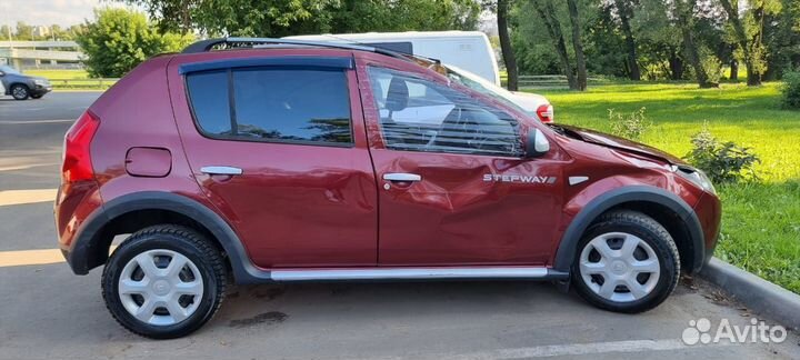 Renault Sandero Stepway 1.6 МТ, 2012, битый, 110 000 км