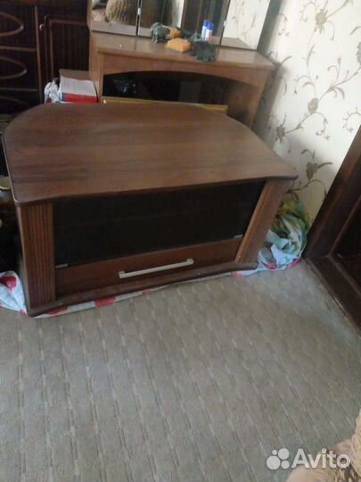 Тумба со стеклянными дверцами