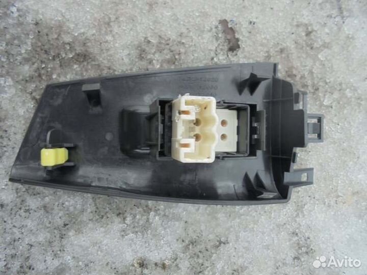 Кнопка стеклоподъемника задняя левая Toyota