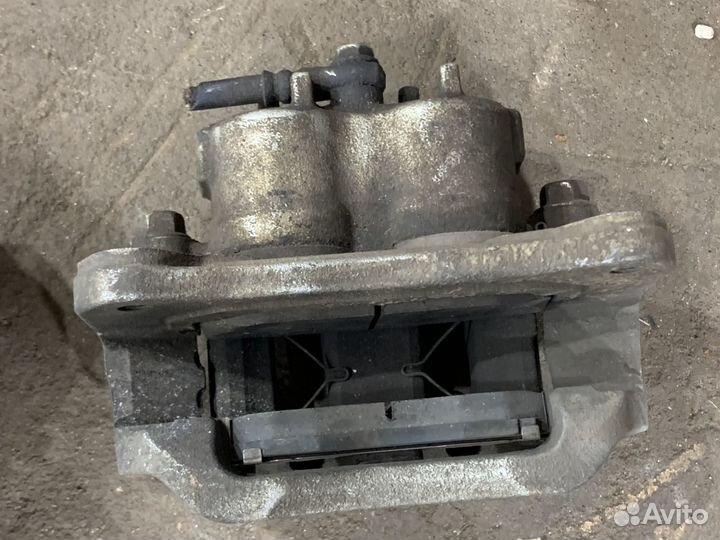 Передний суппорт Mitsubishi Pajero Sport 3