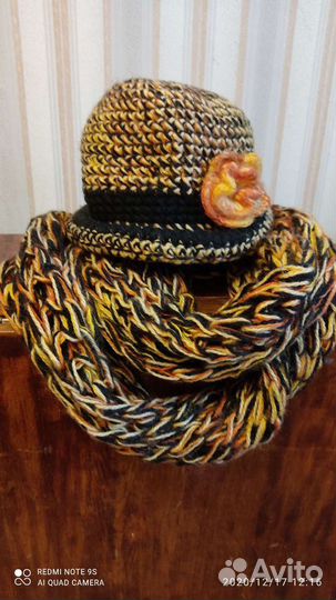Женская вязанная шляпка с шарфом