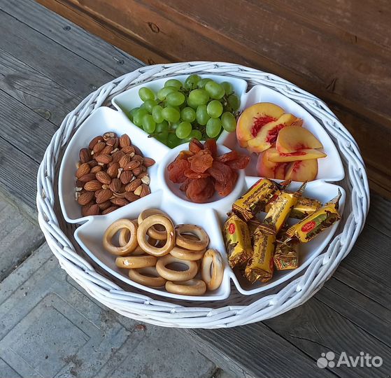 Плетеный поднос с менажницей