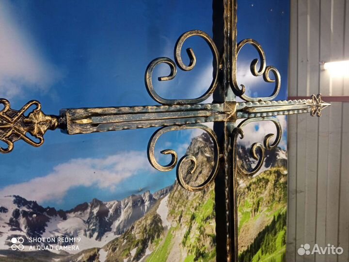 Крест на кладбище