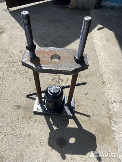 Выпресовщик шкворней, шкворнедав