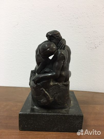 Статуэтка пара целуется бронза на камне