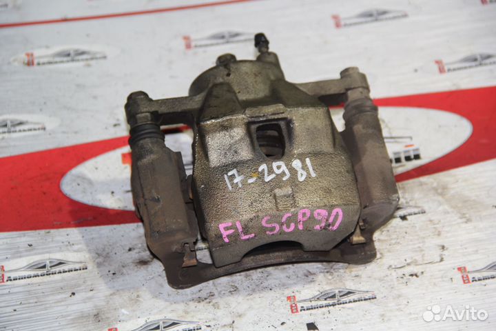 Суппорт перед лево c Toyota Vitz SCP90 2SZ-FE