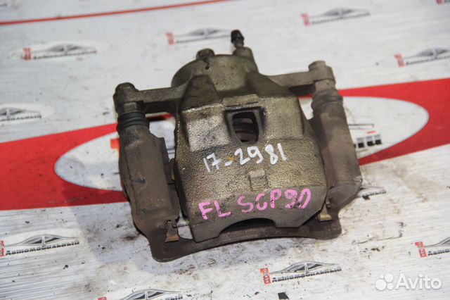 Суппорт перед лево c Toyota Vitz SCP90 2SZ-FE