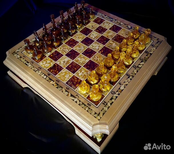 Шахматы из янтаря