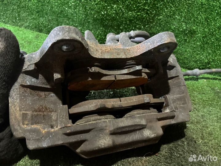 Суппорт тормозной передний левый Mitsubishi Pajero