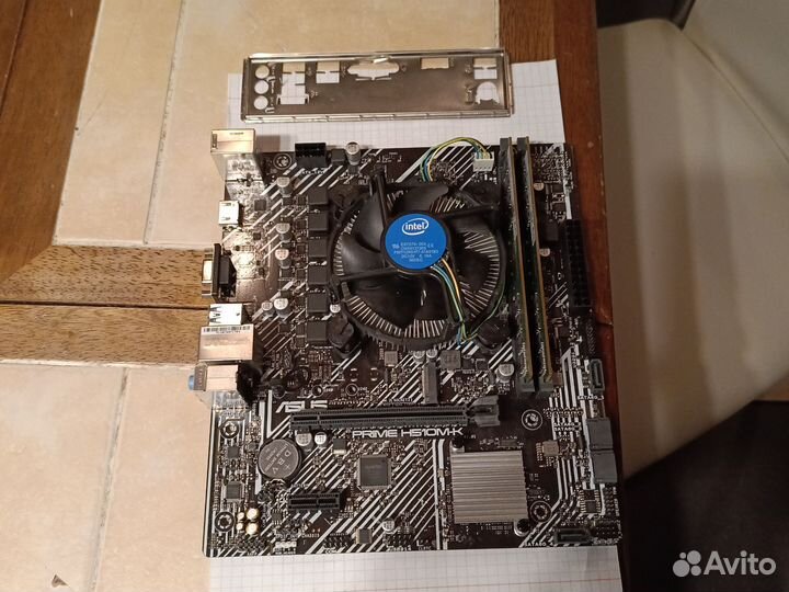 Материнская плата с процессором и памятью