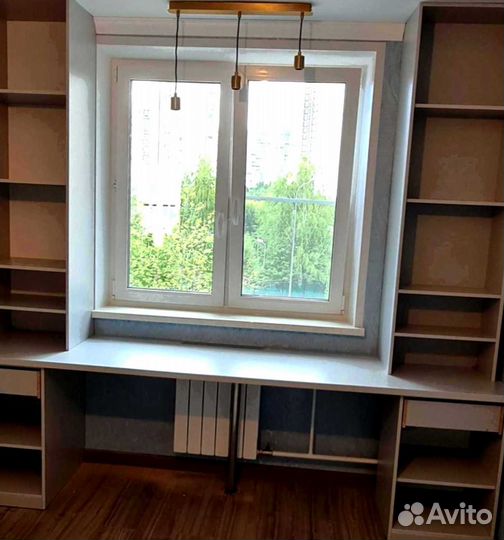 Детская рабочая зона у окна