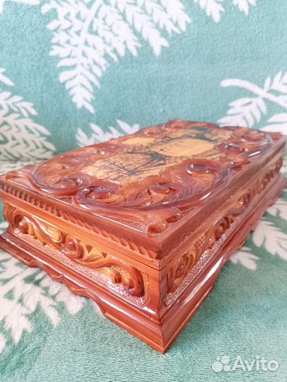 Деревянная шкатулка