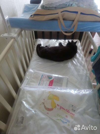 Детская кроватка с маятником и ящиком