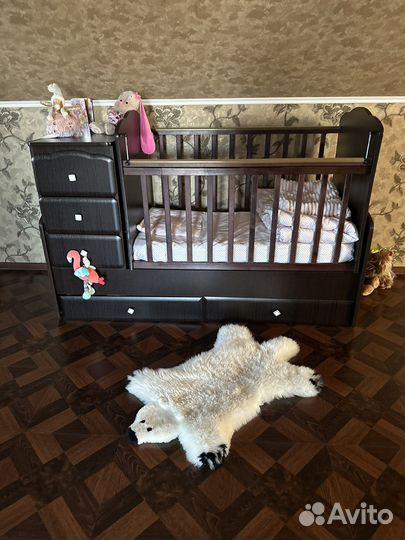 Детская кроватка с маятником и комодом