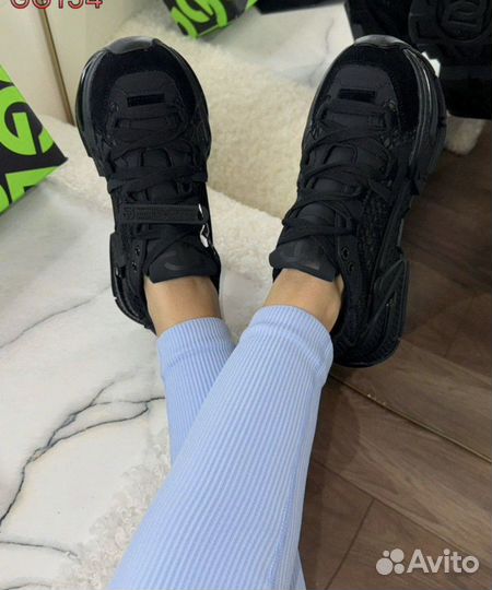 Кроссовки женские